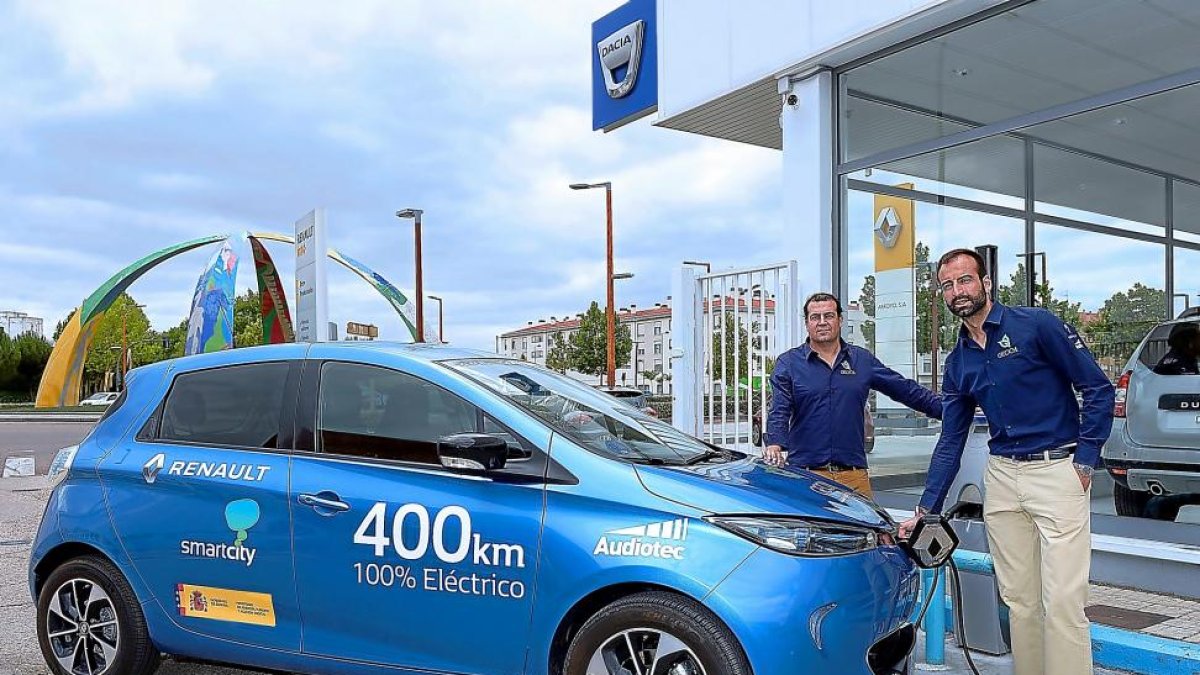 Eduardo Bustillo y Pablo Rodríguez recargan su Renault Zoe eléctrico con el que desarrollarán su viaje.-EL MUNDO