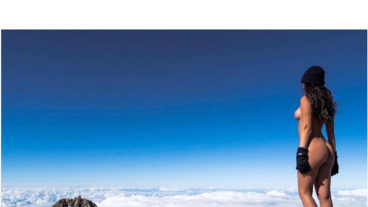 La modelo Playboy Jaylene Cook desnuda sobre el monte Taranaki en la foto de la polémica.-INSTAGRAM