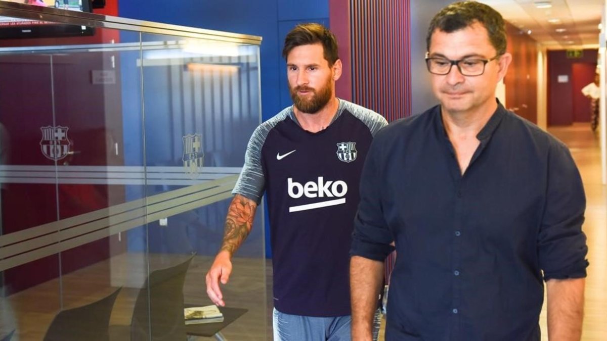 Leo Messi y el doctor Ricard Pruna, en los servicios médicos de Sant Joan Despí.-PACO LARGO