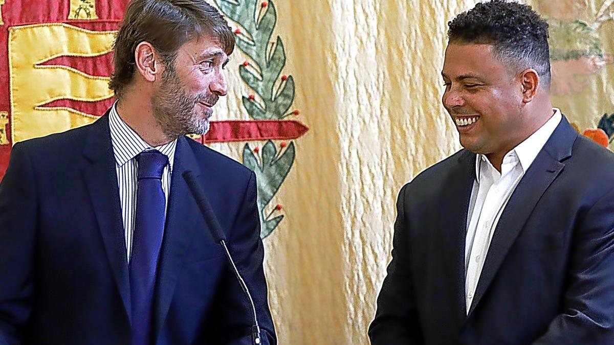 Carlos Suárez y Ronaldo, el lunes en el Ayuntamiento tras dar a conocer el cambio accionarial.-J. M. LOSTAU