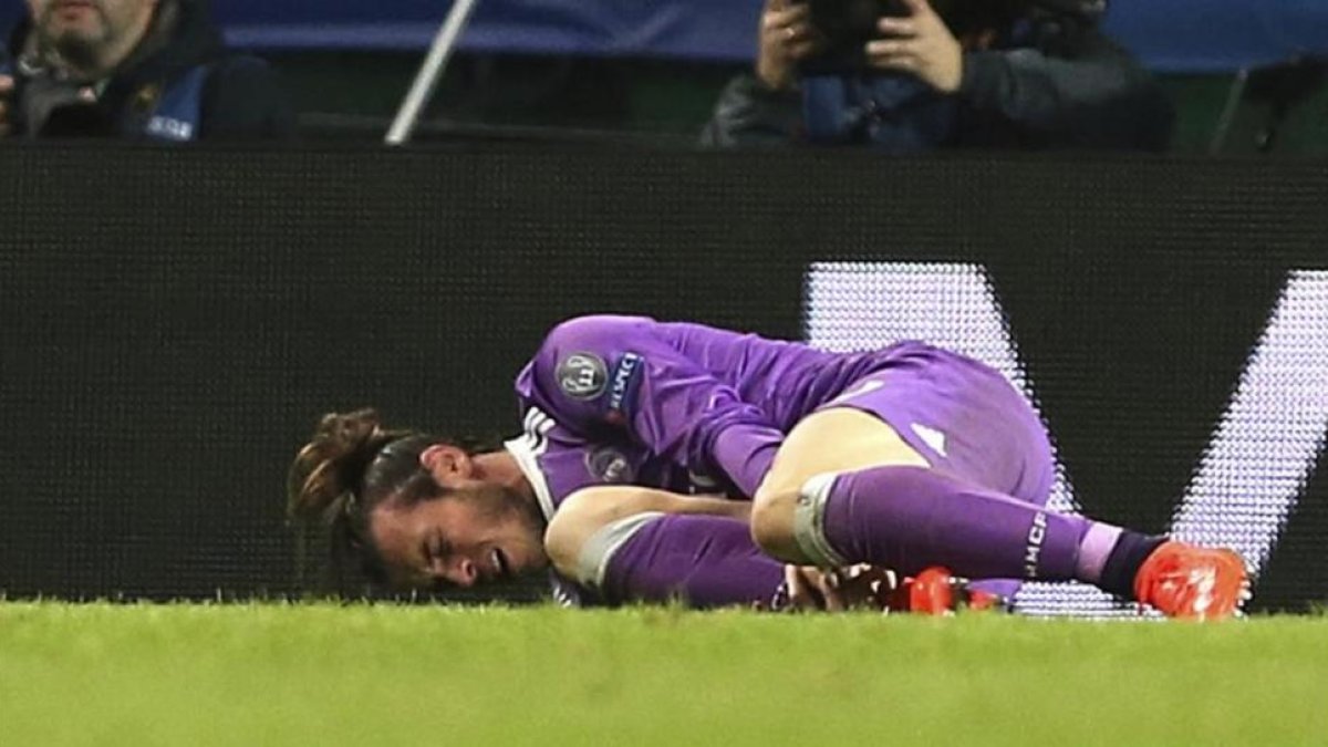 Bale, en el suelo tras caer lesionado en el encuentro ante el Sporting de Lisboa en el José Alvalade-AP / STEVEN GOVERNO