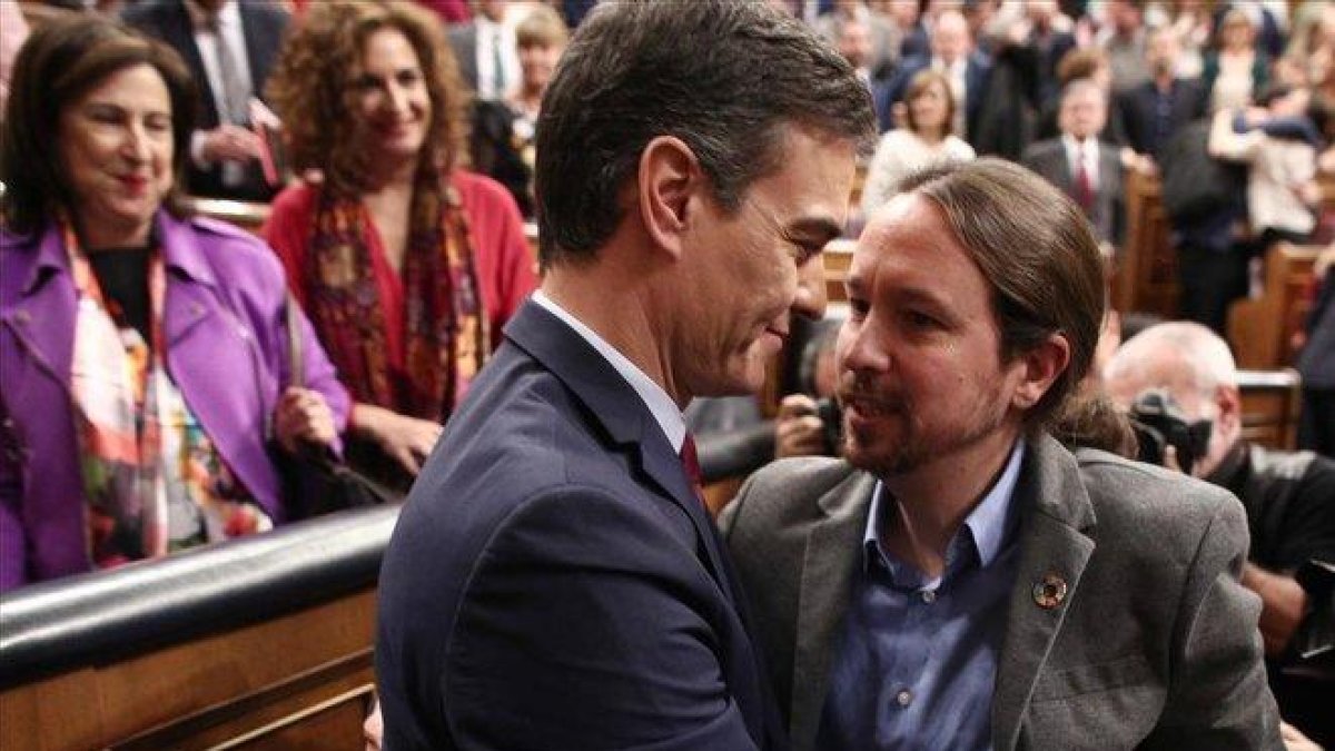 Pedro Sánchez y Pablo Iglesias, al concluir el debate de investidura en el Congreso el pasado 7 de enero.-EDUARDO PARRA (EUROPA PRESS)