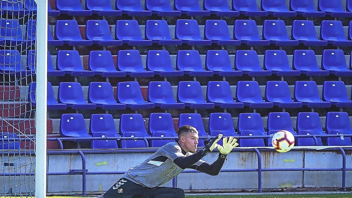Becerra se estira para detener un balón durante un entrenamiento.-MIGUEL ÁNGEL SANTOS