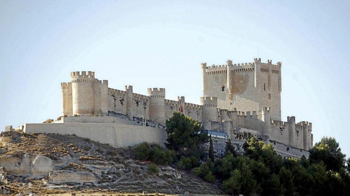 El castillo del municipio vallisoletano de Peñafiel, en una imagen de archivo.-E. M.