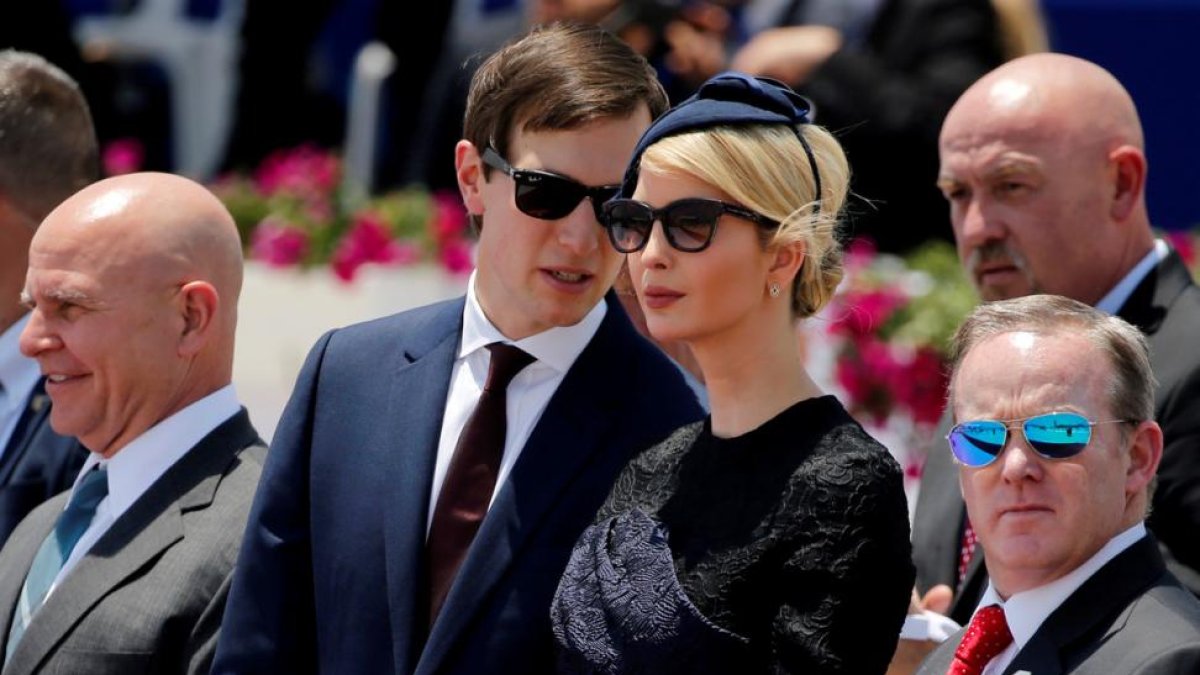 Jared Kushner habla con su esposa, Ivanka Trump, durante un acto en Israel.-REUTERS / JONATHAN ERNST