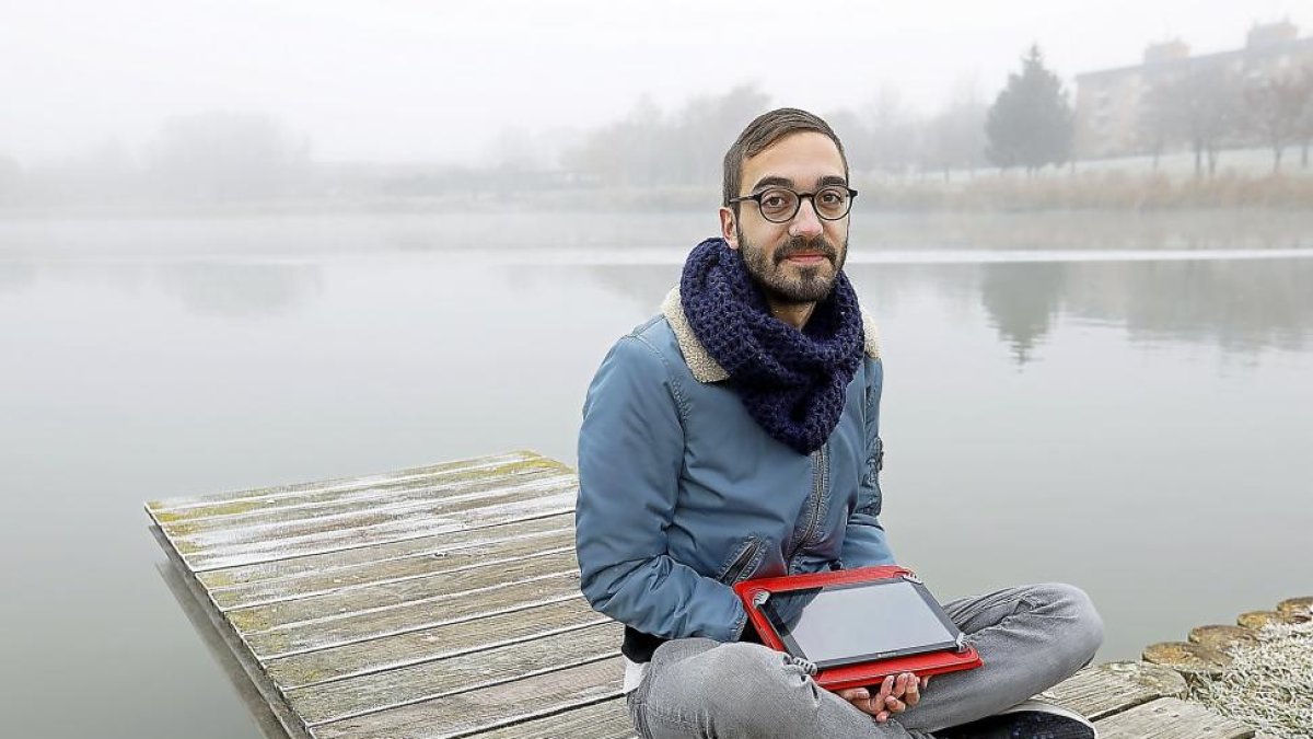 El logopeda Alberto Martín muestra la aplicación en el embarcadero del Lago de la localidad vallisoletana de Laguna de Duero.-J. M. LOSTAU