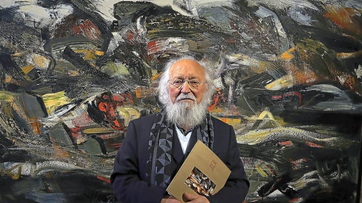 Luciano Díaz-Castilla, ayer, junto a una de las obras de su exposición ‘Noche oscura’ en el Monasterio de Valbuena.-ICAL