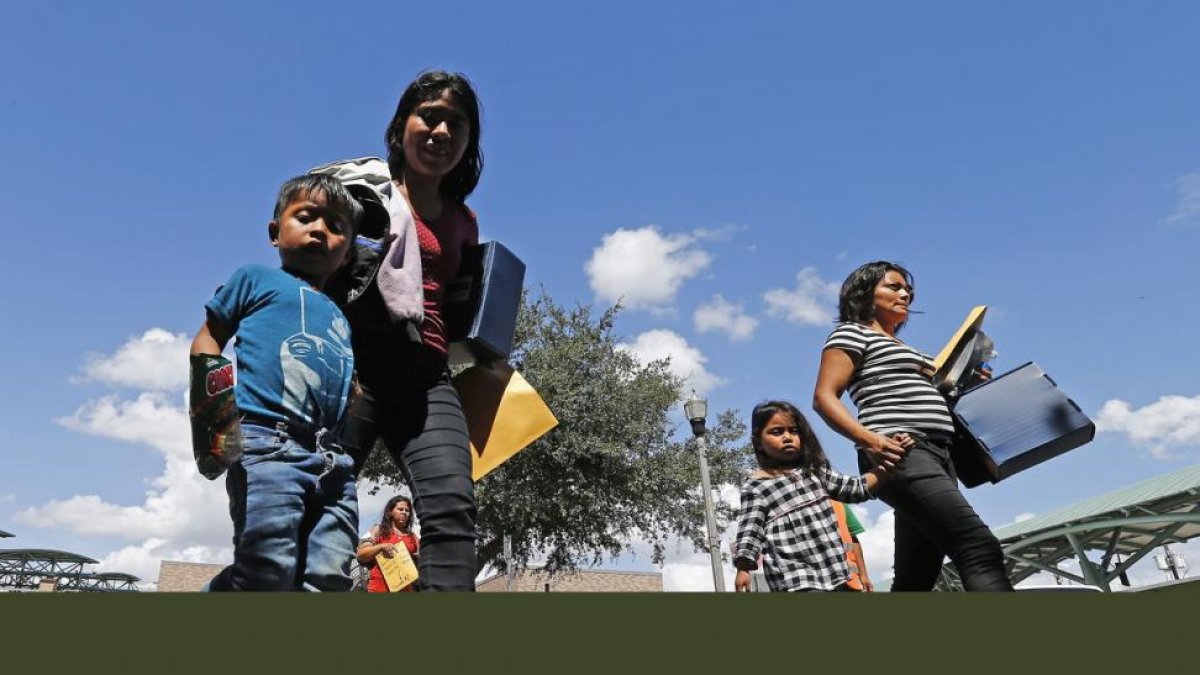Familias migrantes son procesadas en la Estación Central de Autobuses antes de ser trasladadas a Caridades Católicas,  en McAllen, Texas.-LARRY W. SMITH (EFE)