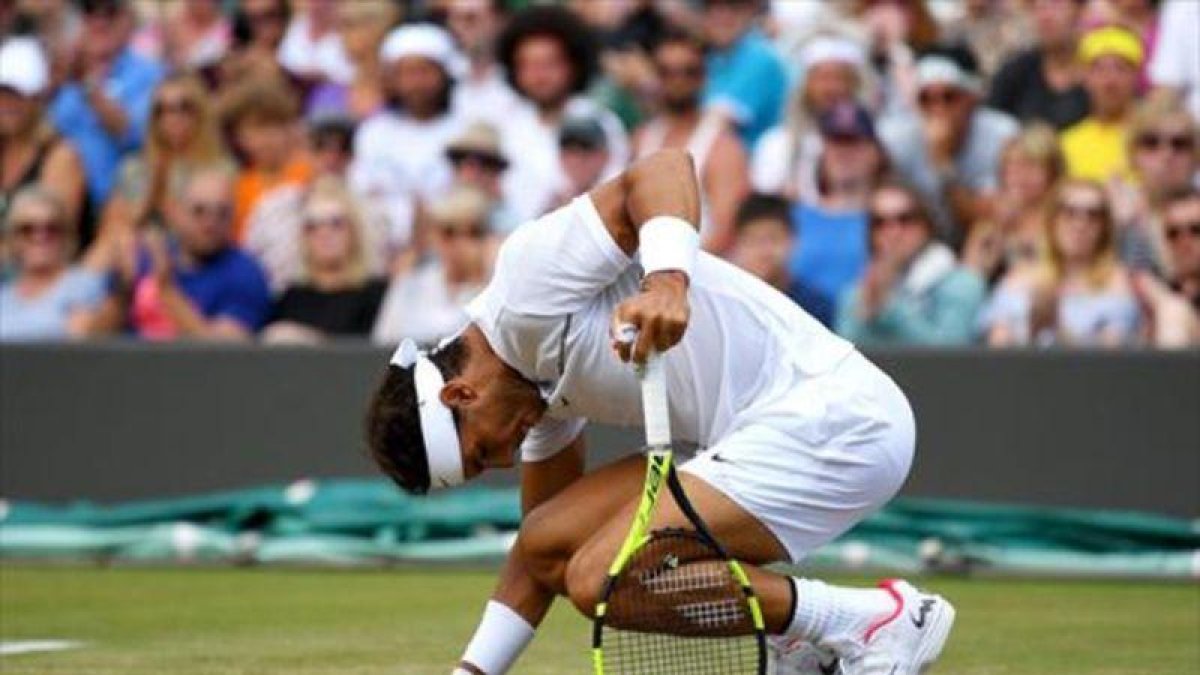Nadal se lamenta, en un juego del largo partido que disputó ayer ante Muller en Londres.-GETTY IMAGES / DAVID RAMOS