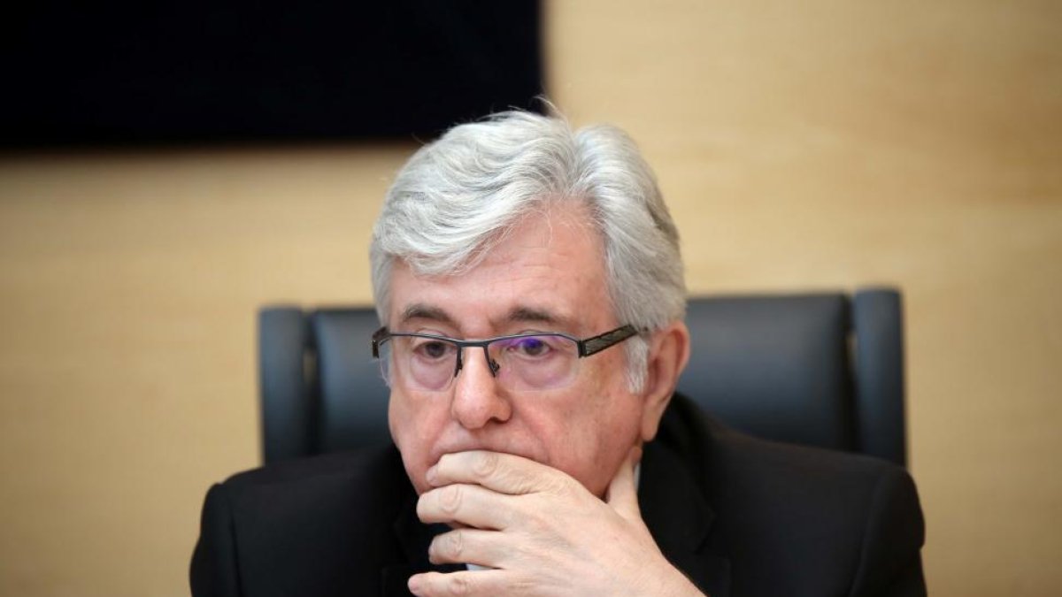 El catedrático de Derecho Financiero y Tributario, Alejandro Menéndez Moreno interviene en la comisión de investigación sobre la actuación, gestión y supervisión de las cajas de ahorro que tenían su domicilio social en Castilla y León.-ICAL