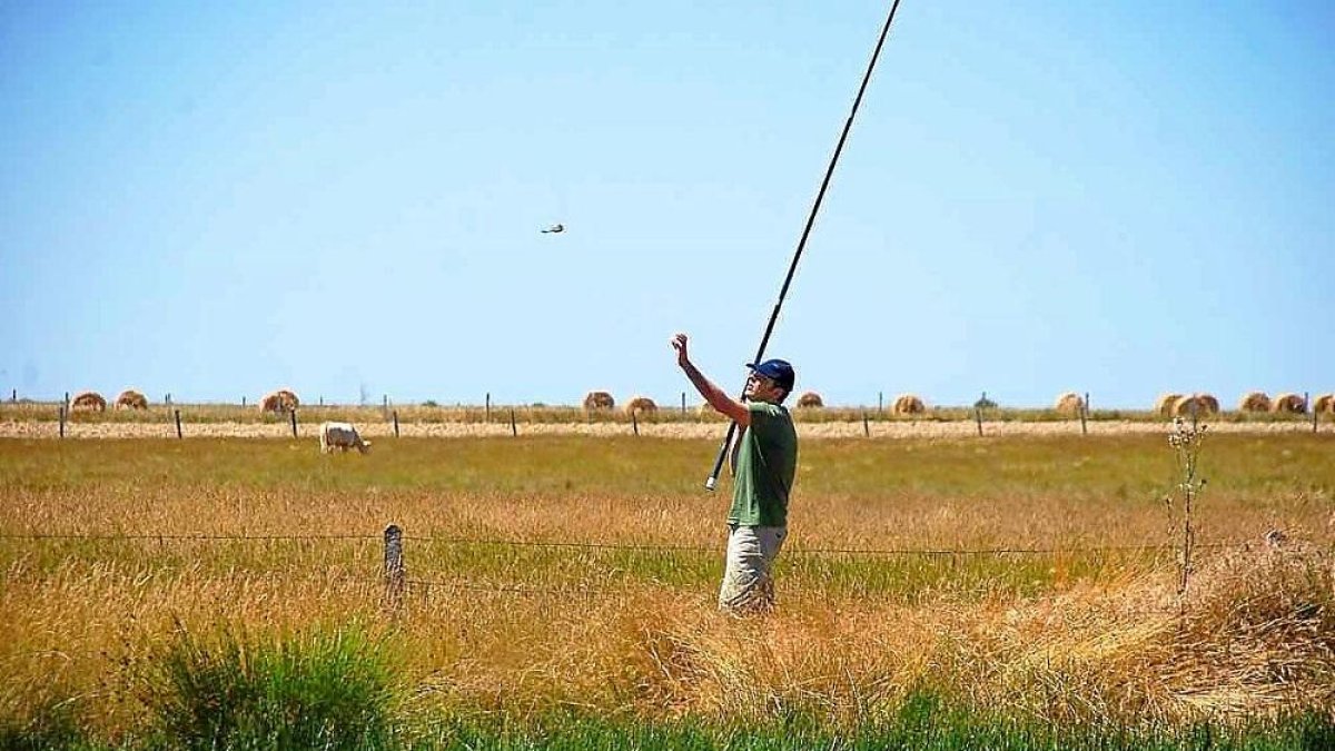 El pescador ranero Pedro del Río, durante una jornada de pesca.-L. FUENTE