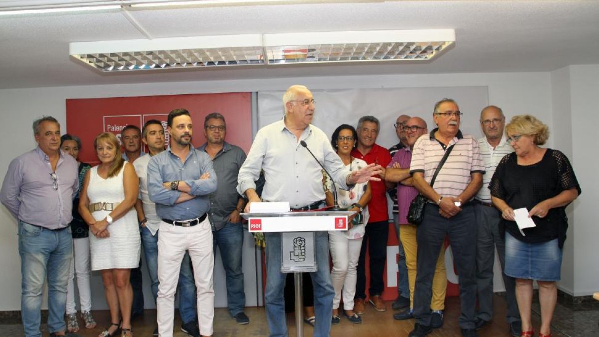 El candidato a la secretaría general de Palencia, Agustín Martinez(C), acompañado de otros miembros de las plataformas de militantes del PSOE de Castilla y León, antes del encuentro en Palencia.-ICAL