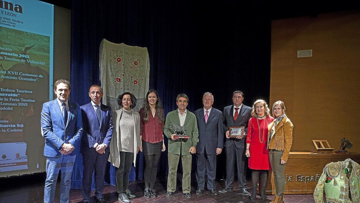 Victorino Martín, en el centro, y Antonio Aguado, derecha, con alguno de los asistentes a la gala.-J. C. CASTILLO