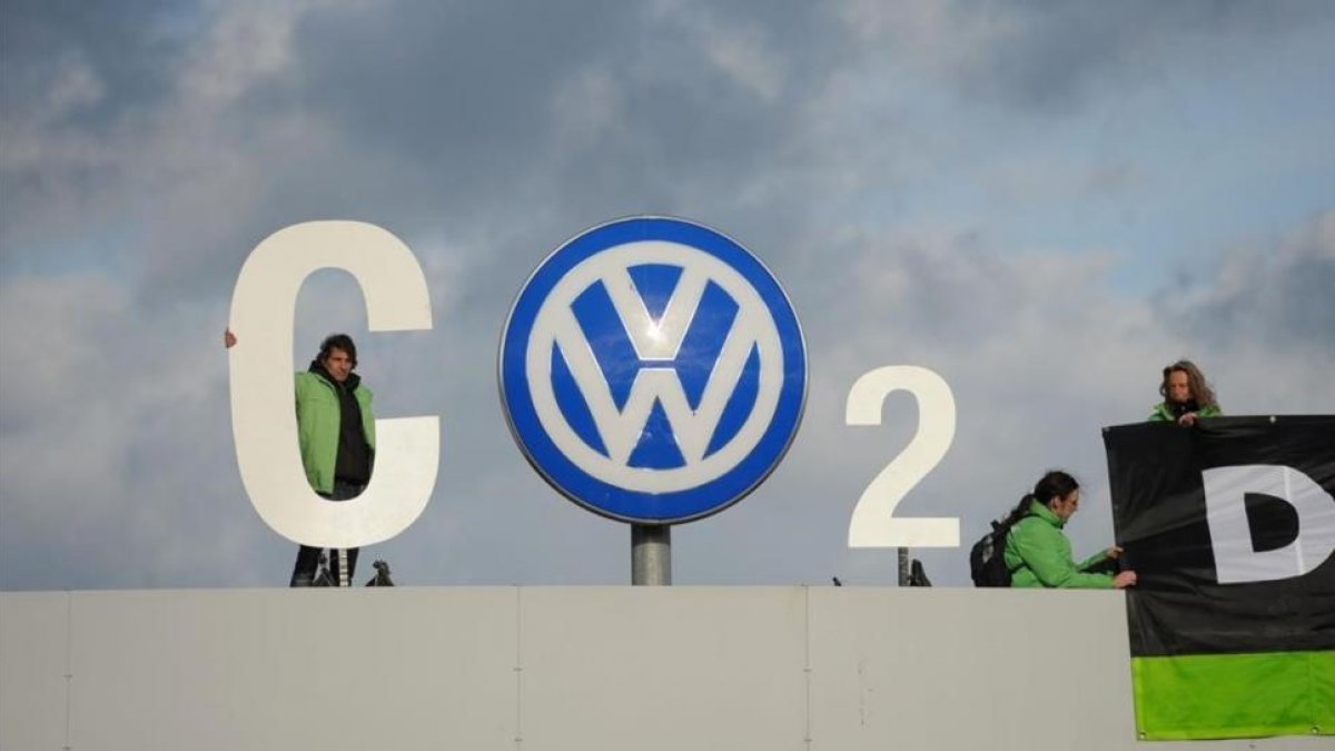 Activistas de Greenpeace en una acción de protesta en la entrada de la sede central de Volkswagen en Wolfsburg en Alemania.-AFP / PETER STEFFEN