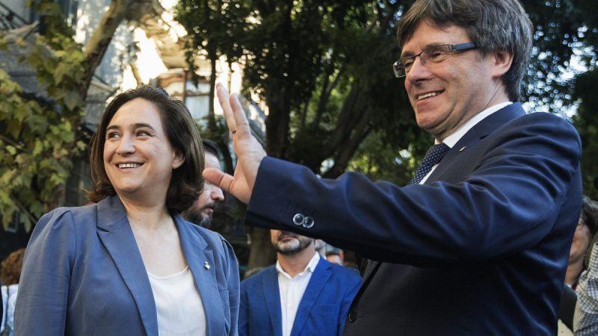 El presidente de la Generalitat, Carles Puigdemont, junto a la alcaldesa de Barcelona, Ada Colau, tras la ofrenda floral al monumento a Rafael Casanova con motivo de la Diada.-EFE / MARTA PÉREZ