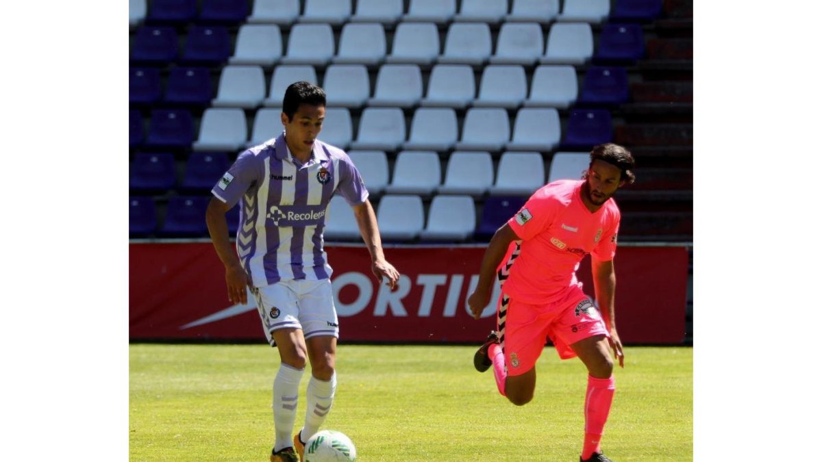 El centrocampista Anuar conduce el balón ante un rival, ayer en Zorrilla.-BALCAZA