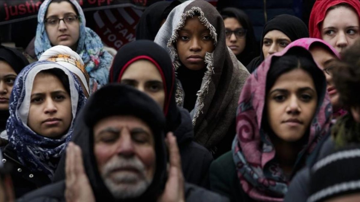Inmigrantes se manifestan este viernes en Nueva York contra la política migratoria de Trump.-EFE