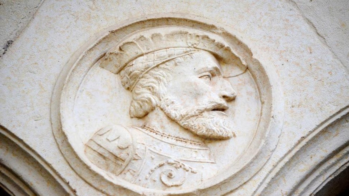 Imagen del medallón del Emperador que se exhibe en el claustro del Palacio Real de Valladolid, residencia de Carlos V en sus frecuentes estancias en la capital vallisoletana.-CARLOS BELLOSO