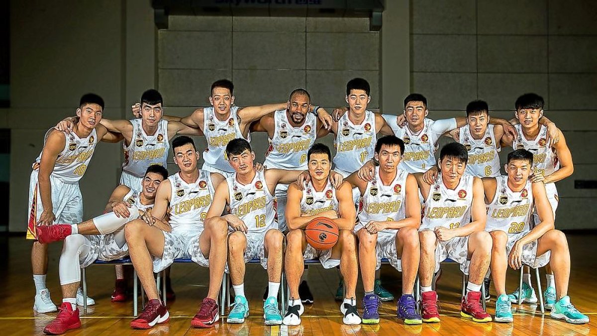 Plantilla del Shenzhen Leopards  con el ex NBA, Tyrese Rice, entre ellos.-EL MUNDO