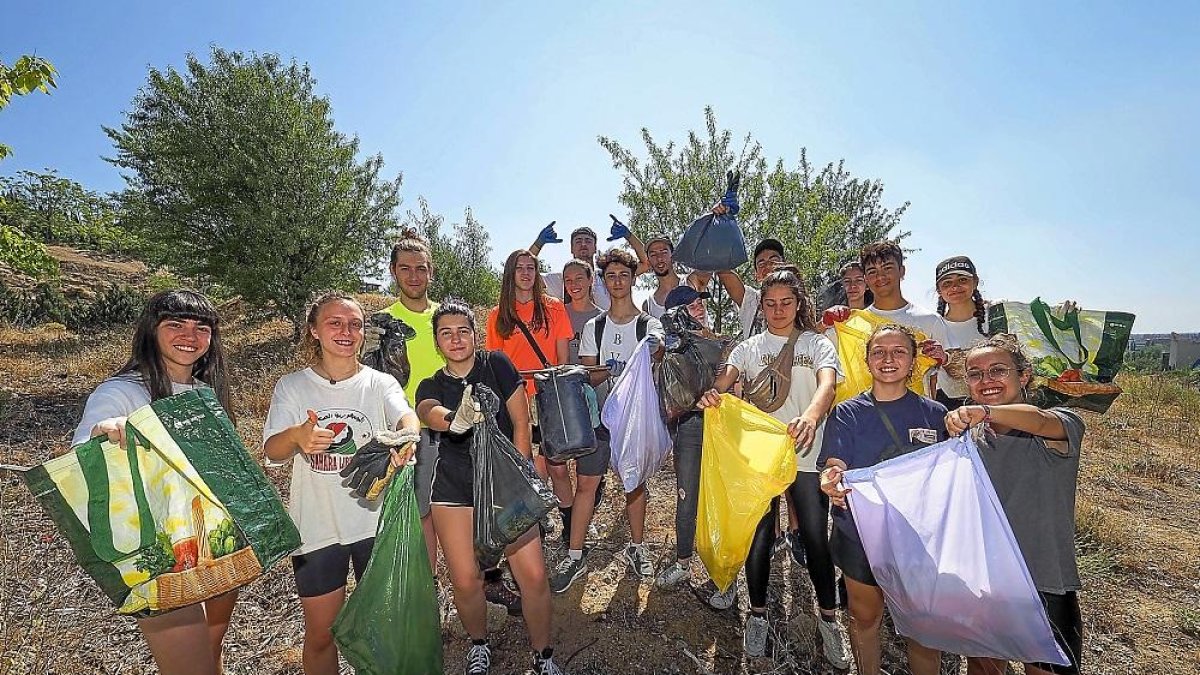 Varios jóvenes de Parquesol durante la recogida de basura en el barrio.-MIGUEL ÁNGEL SANTOS / PHOTOGENIC