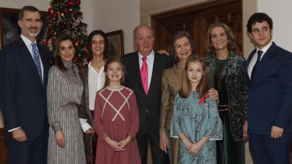 El rey Juan Carlos, con su familia excepto la infanta Cristina, en una sala de la Zarzuela.-/ PERIODICO (EFE)