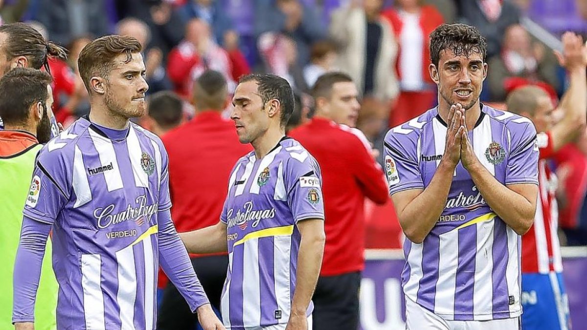 Jaime Mata se lamenta tras la derrota del Real Valladolid frente al Sporting.-J. M. LOSTAU