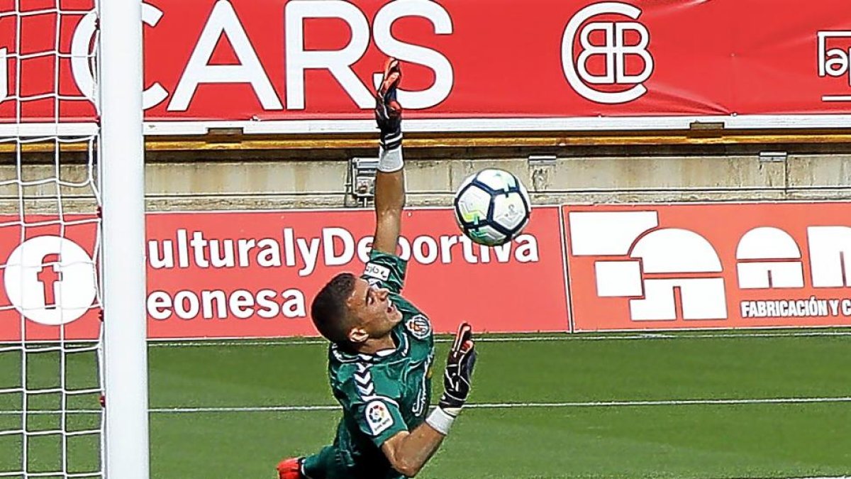 Minuto 16. Masip detiene a mano cambiada el penalti lanzado por Rodri que hubiese supuesto el 2-0 .-MARCIANO PÉREZ / DIARIO DE LEÓN