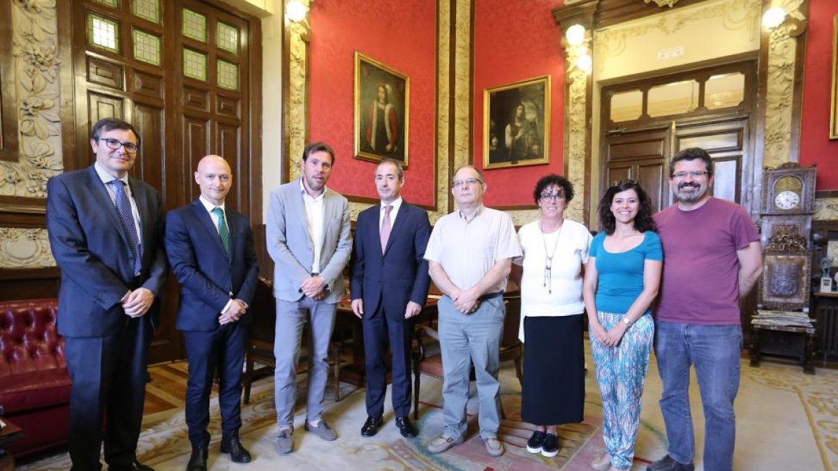 El alcalde de Valladolid, Óscar Puente, firma un convenio para la intervención socioeducativa con menores y jóvenes de Delicias, con la Fundación La Caixa.-ICAL