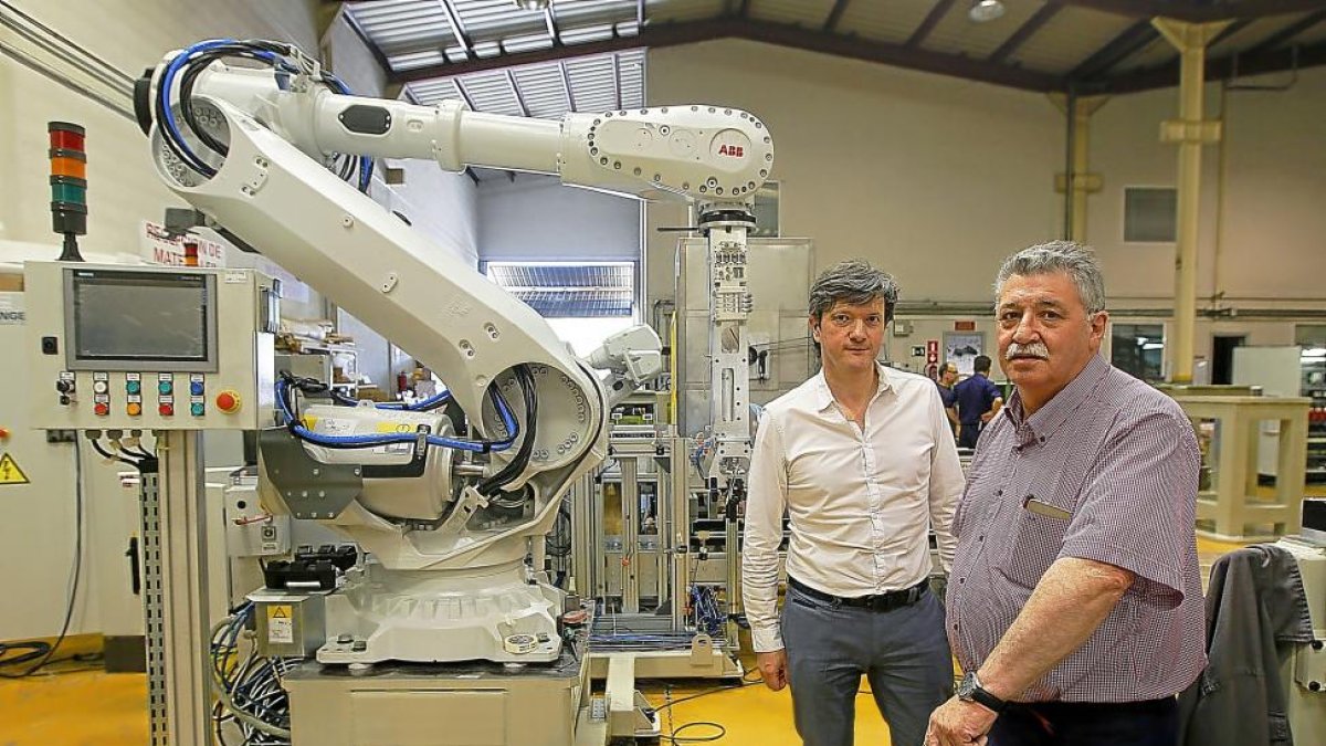 Juan Carlos Olivar y Ángel de Miguel en las instalaciones de la empresa vallisoletana.-J. M. LOSTAU