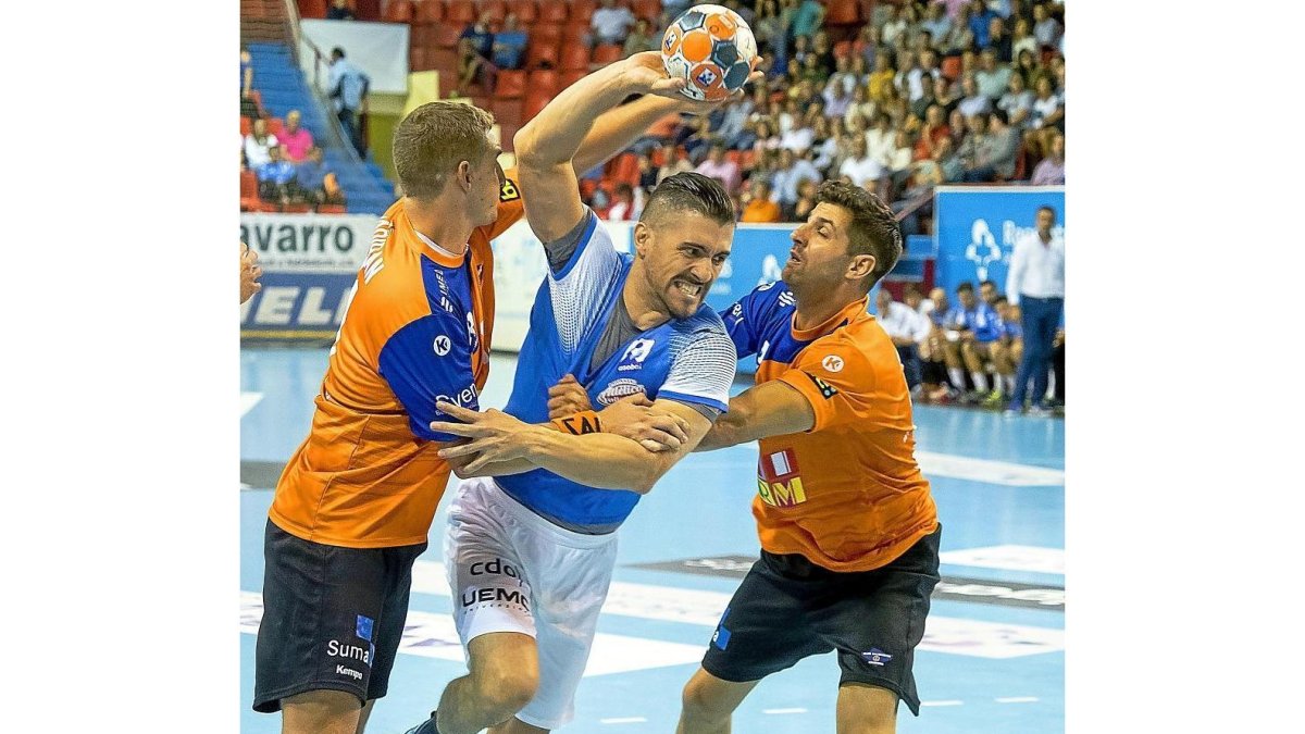 Roberto se dispone a lanzar en el partido contra Benidorm.-PABLO REQUEJO