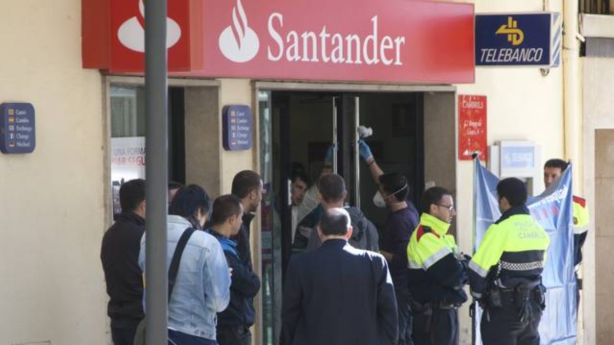 Imagen de archivo& del día el atraco en surcusal bancaria en Cambrils.-Foto:   Tjerk van der Meulen / XAVI MOLINER