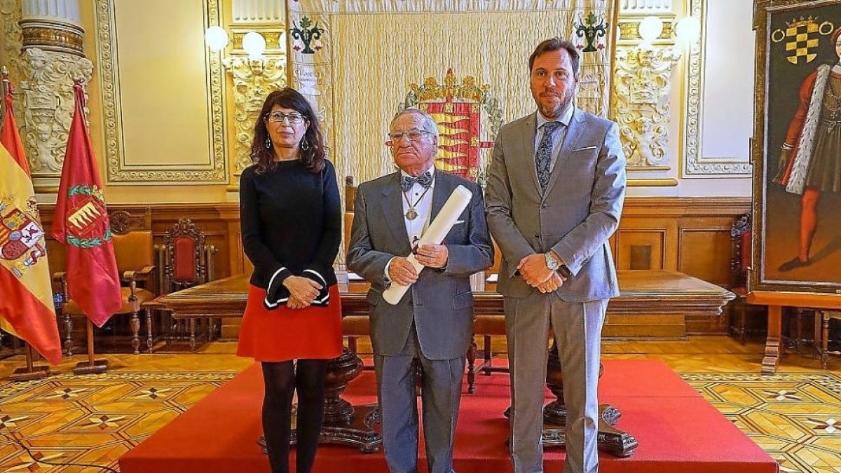Bernardino Vergara entre la concejala de Cultura, Ana Redondo, y el alcalde, Óscar Puente.-E. M.