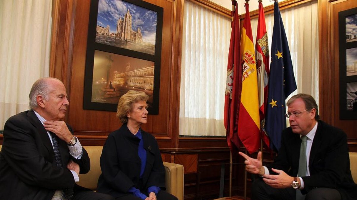 La defensora del Pueblo, Soledad Becerril, se reúne con el alcalde de León Antonio Silván(D) y el Defensor del Común, Javier Amoedo (I).-ICAL