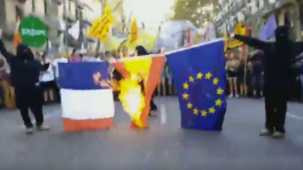 Quema de banderas en la manifestación de la Esquerra Independentista con motivo de la Diada.-EL PERIÓDICO