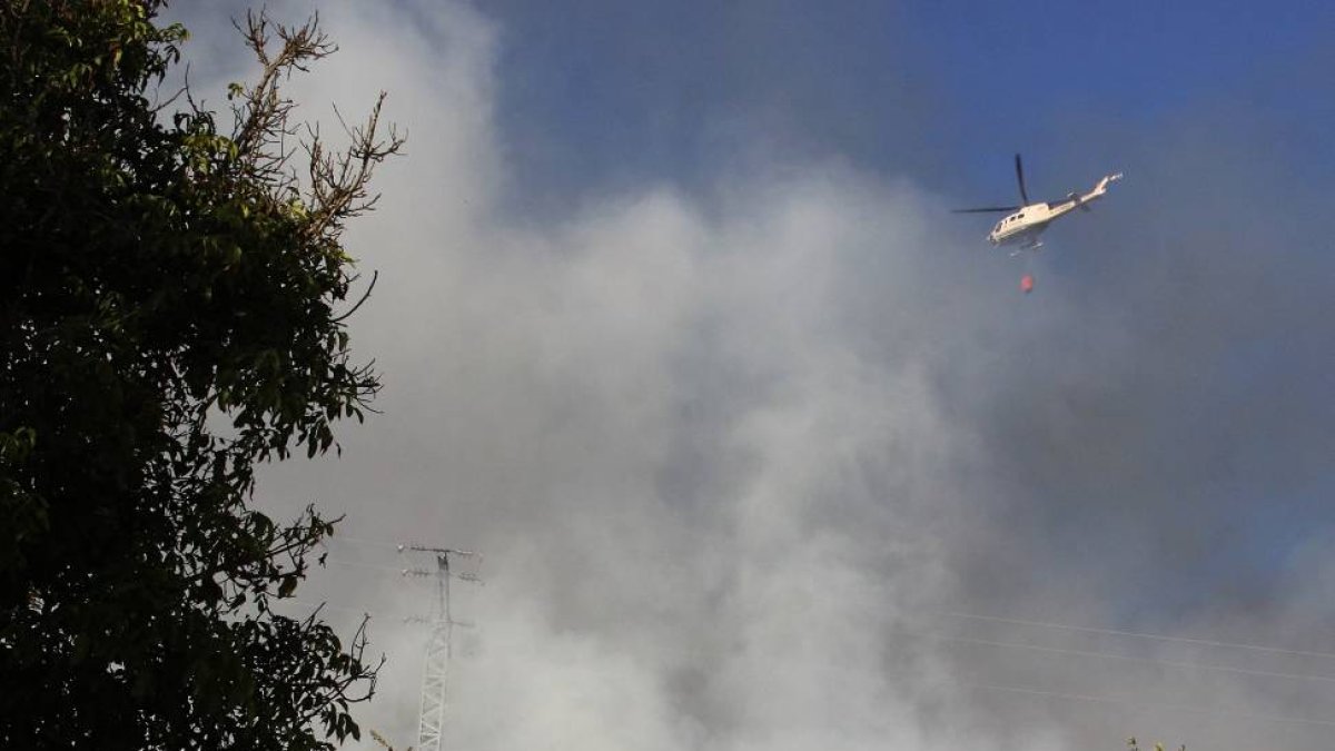 Un incendio forestal declarado en San Martín de la Falamosa (León) amenaza a varias casas de la pedanía-Ical