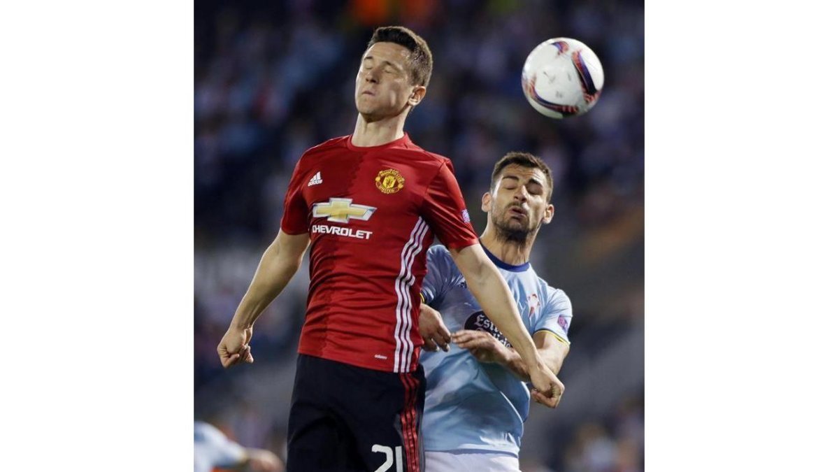 Herrera y Jonny disputan un balón aéreo.-EFE