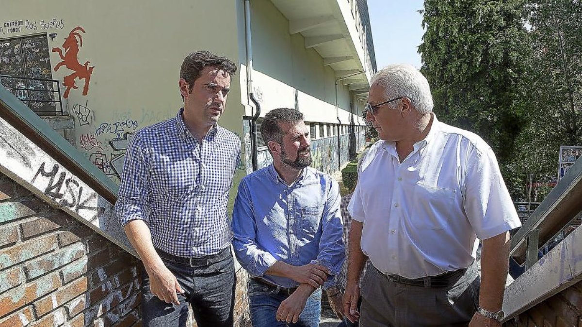 Tudanca, en el centro, ayer, con miembros del PSOE de Zamora.-ICAL