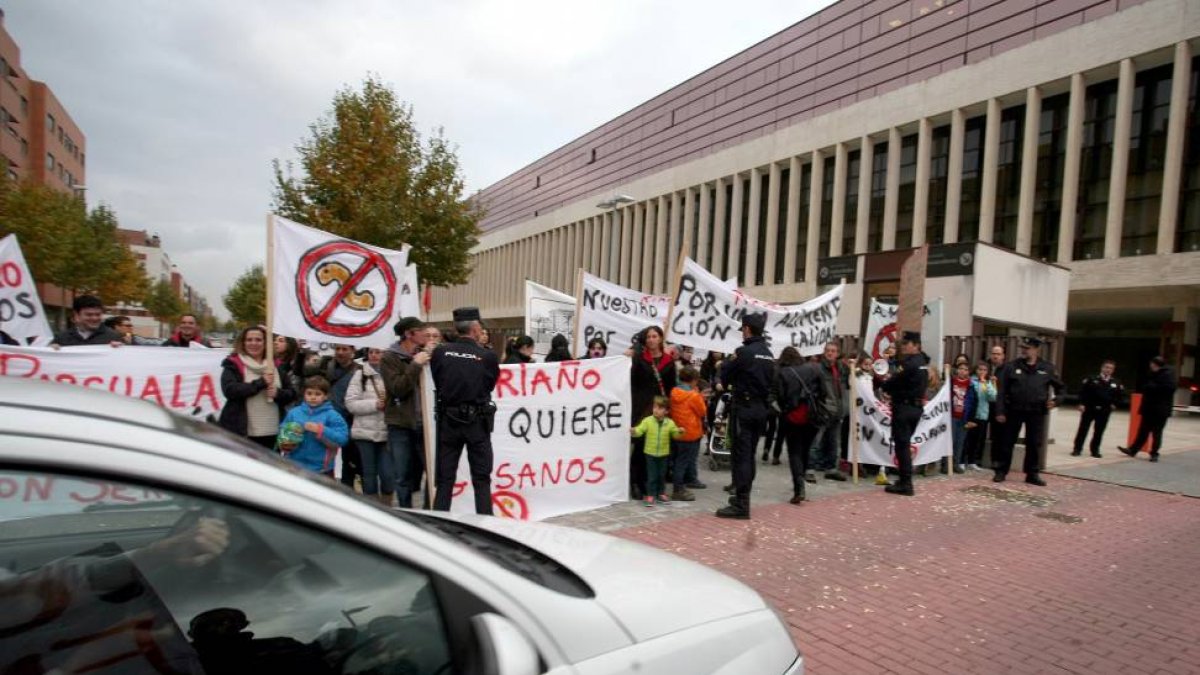 Concetración de Confapacal en las Cortes para censurar la gestión de los comedores escolares por parte de Serunión-Ical