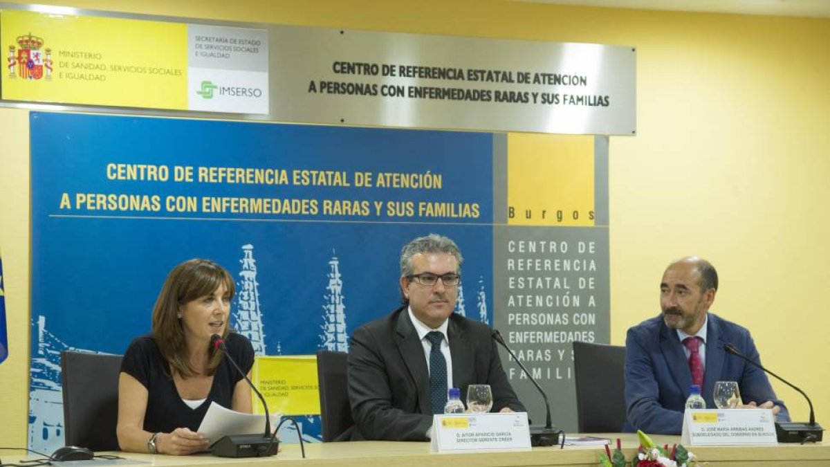 El director de CREER, Aitor Aparicio (C), y el subdelegado del Gobierno en Burgos, José María Arribas (D), durante la celebración del acto conmemorativo del V Aniversario del Centro de Referencia Estatal de Atención a Personas con Enfermedades Raras y sus-Ical