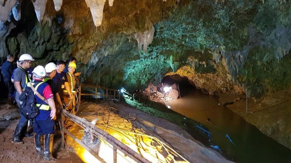 Varios miembros de los servicios de rescate tailandeses inspeccionan la cueva donde están atrapados los 12 niños del equipo de fútbol y su entrenador.-/ EFE / PONGMANAT TASIRI