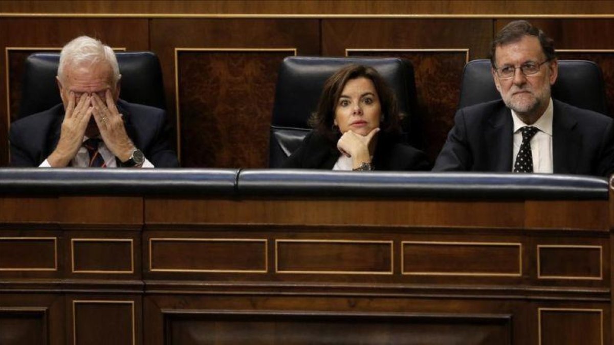 El exministro García-Margallo, la exvicepresidenta del Gobierno Soraya Sáenz de Santamaría y el expresidente Mariano Rajoy en el Pleno del Congreso de los Diputados.-JOSE LUIS ROCA