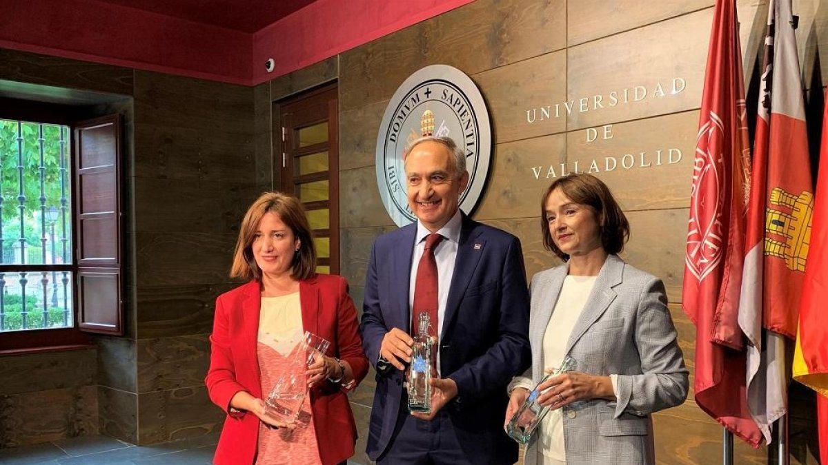 La concejala de Medio Ambiente y Desarrollo Sostenible, María Sánchez, el rector de la UVa, Antonio Largo, y la vicerrectora de Comunicación, Carmen Vaquero, en la firma del acuerdo.-EUROPA PRESS