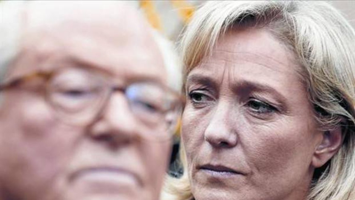 Marine Le Pen escucha a su padre mientras este pronuncia un discurso, en el 2007.-Foto: AFP / MARTIN BUREAU