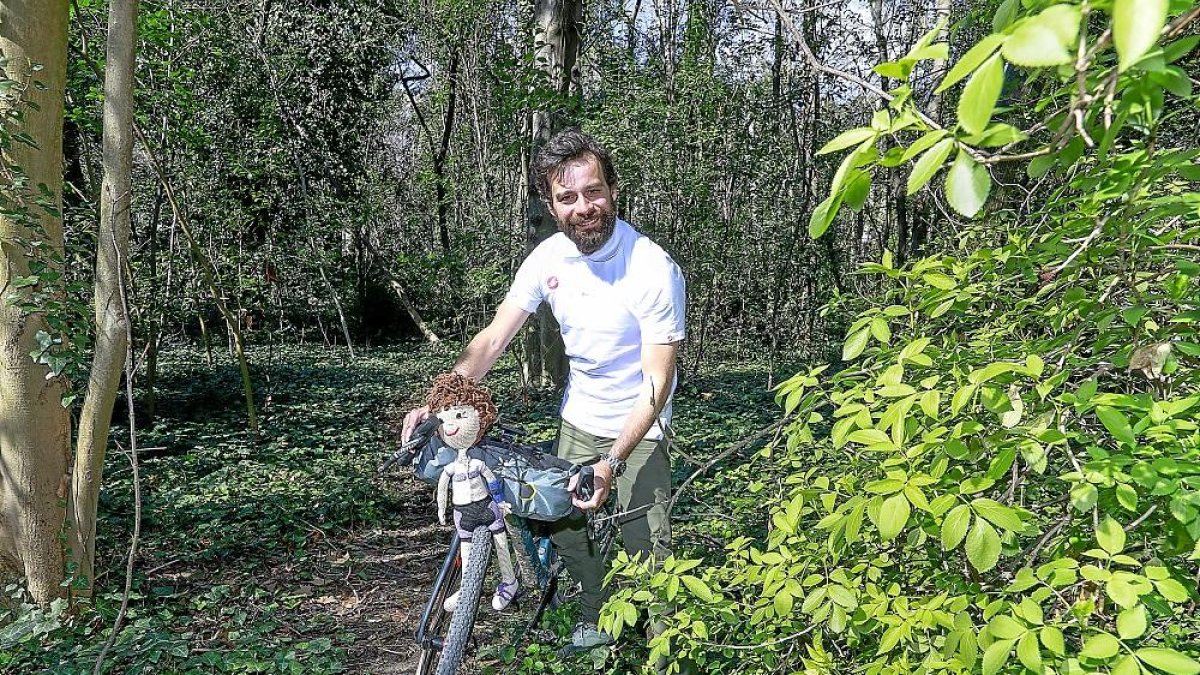 SergioMonge posa con su inseparable muñeco de Nacho en el  Campo Grande de Valladolid.-J. M. LOSTAU