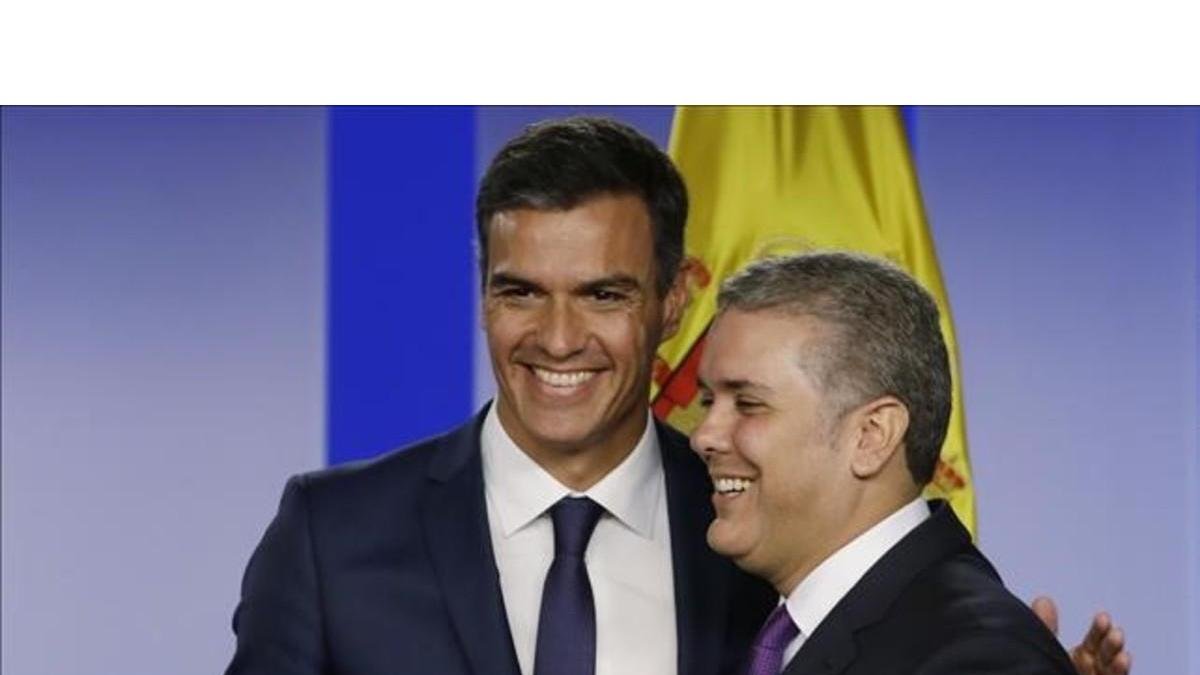 Pedro Sánchez abraza al presidente de Colombia, Iván Duque. /-FERNANDO VERGARA / AP