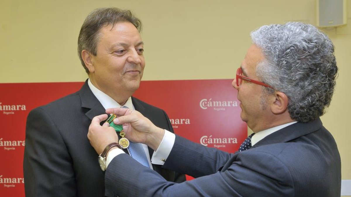 El empresario segoviano y expresidente de Cámara Segovia Carlos Tejedor, recibe la medalla de Oro de las Cámaras, de las manos del presidente de la Cámara de Comercio de Segovia, Pedro Palomo-ICAL