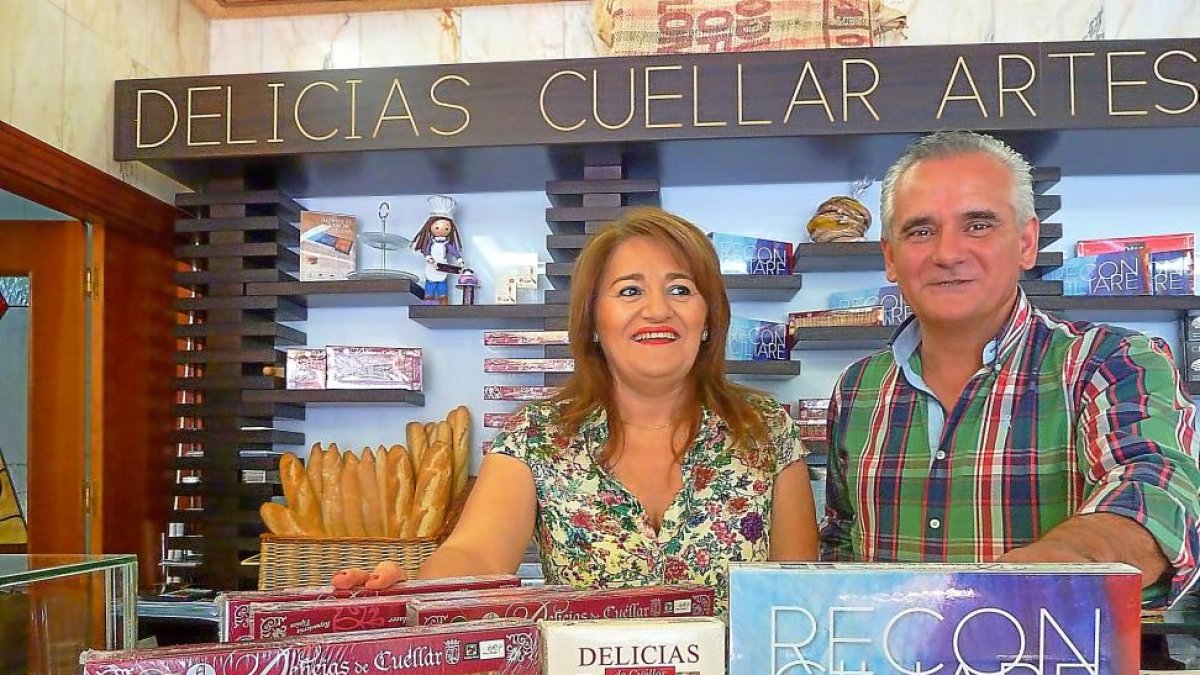 Nieves y Jesús tras el mostrador de la pastelería. Abajo, detalle de las pastas-T.S.T.