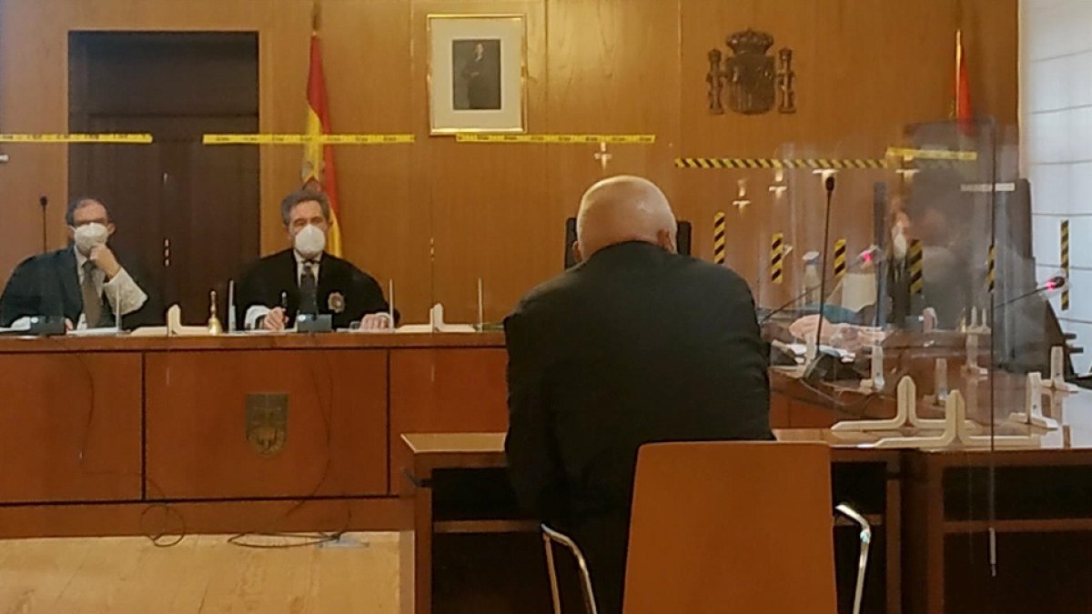 Imagen del acusado, de espaldas, durante el juicio.- E. PRESS