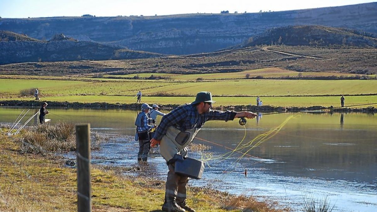 Lago de El Llanillo de Valdelucio, sede del Nacional de pesca en lago-orilla.-LEONARDO DE LA FUENTE