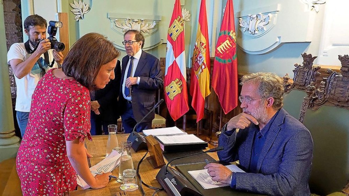 María Sánchez y Manuel Saravia conversan antes de empezar el pleno.-PABLO REQUEJO /PHOTOGENIC